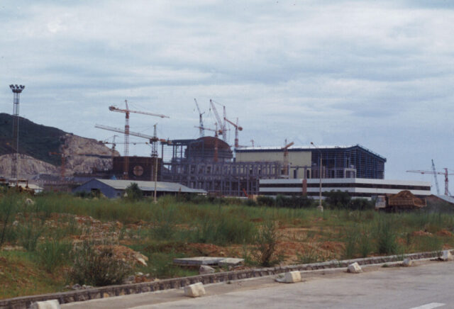 La centrale nucléaire de Daya Wan en cours de construction (1990)