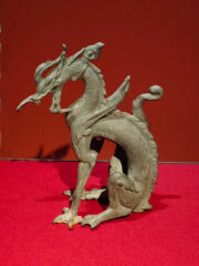 Dragon assis en bronze - dynastie Tang Musée de la capitale - Pékin
