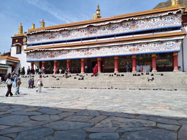 Xiahe - Monastère de Labrang - les bottes des moines