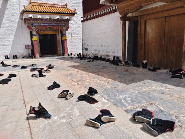 Xiahe - Monastère de Labrang - les bottes des moines