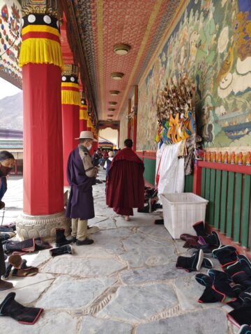 Xiahe - Monastère de Labrang - les bottes des moines