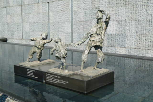 Entrée du mémorial - groupe statuaire Mémorial du massacre de Nankin