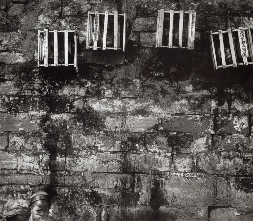 P84 Guirlande de têtes sur les murailles ra