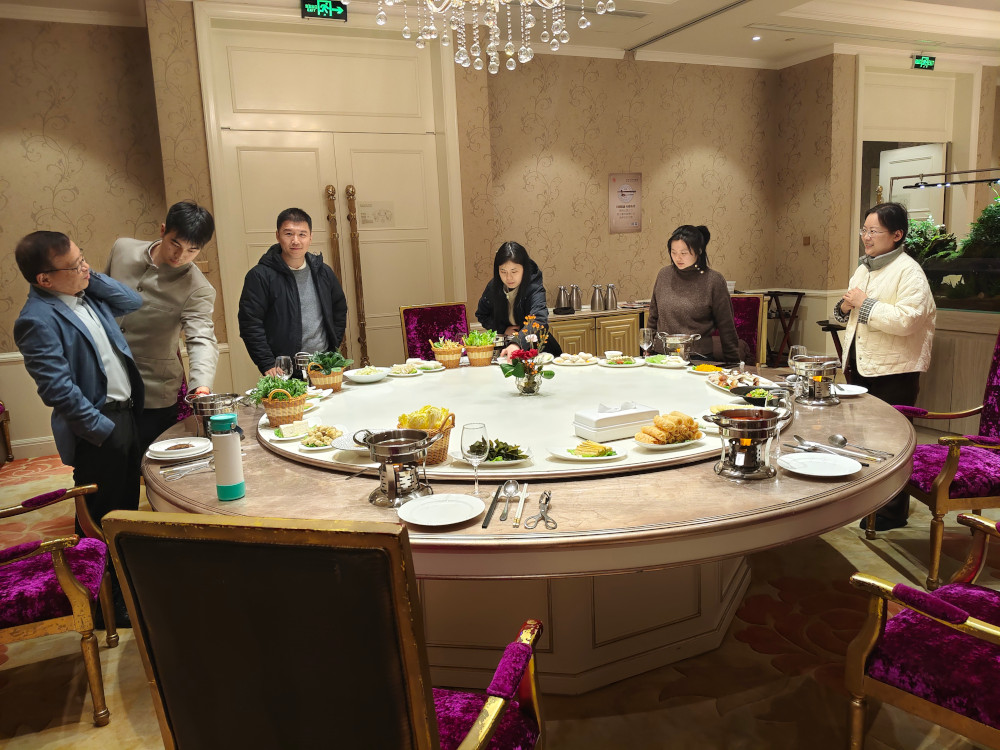 E Anting  Diner à l'hôtel